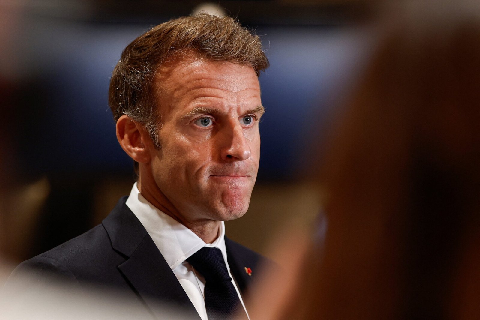 Macron diz que ataque a tiros nos arredores de Paris foi ato ‘terrorista e racista’