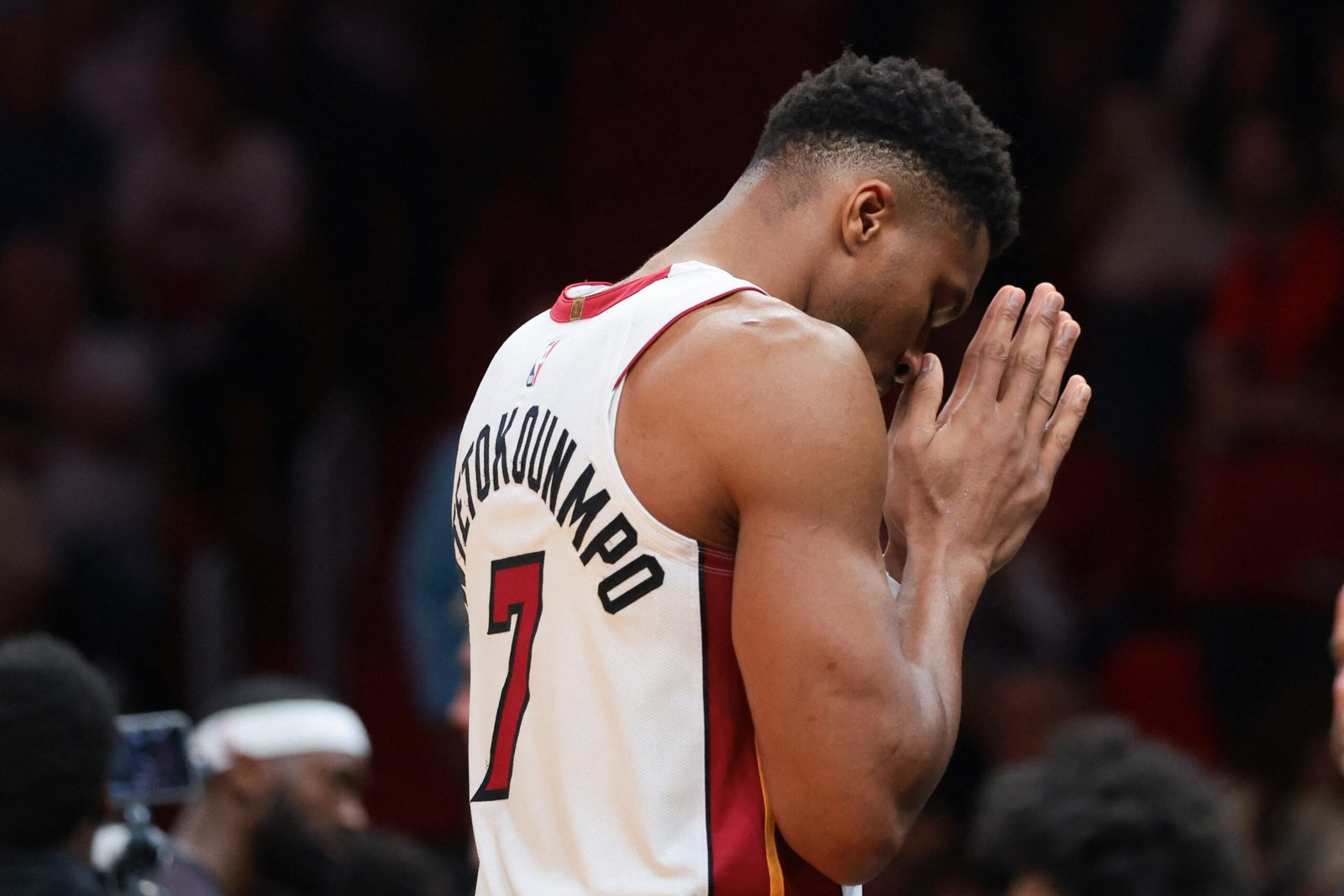 Giannis faz 35 pontos em estreia pelo Heat, mas Timberwolves vencem em Miami