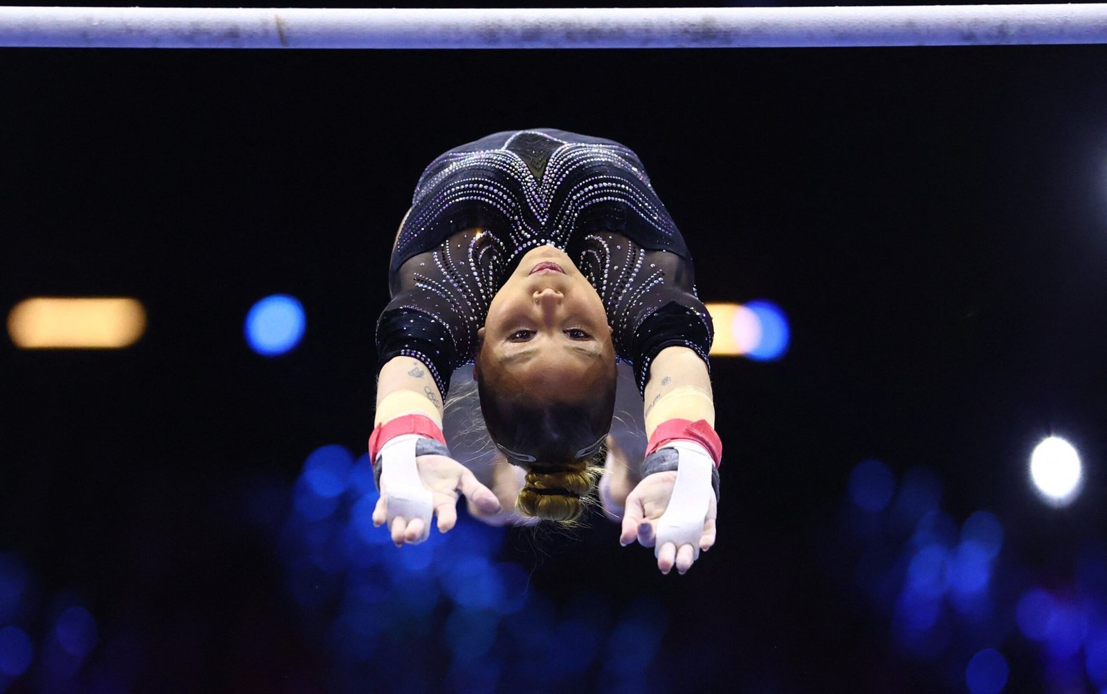 Flávia e Lorrane têm quedas na trave e ficam fora do top-10; Skye Blakely leva o ouro do Mundial