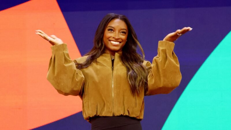 Rebeca Andrade comenta torcida de Simone Biles no tri do Mundial: “Importante pra mim e pra todas”