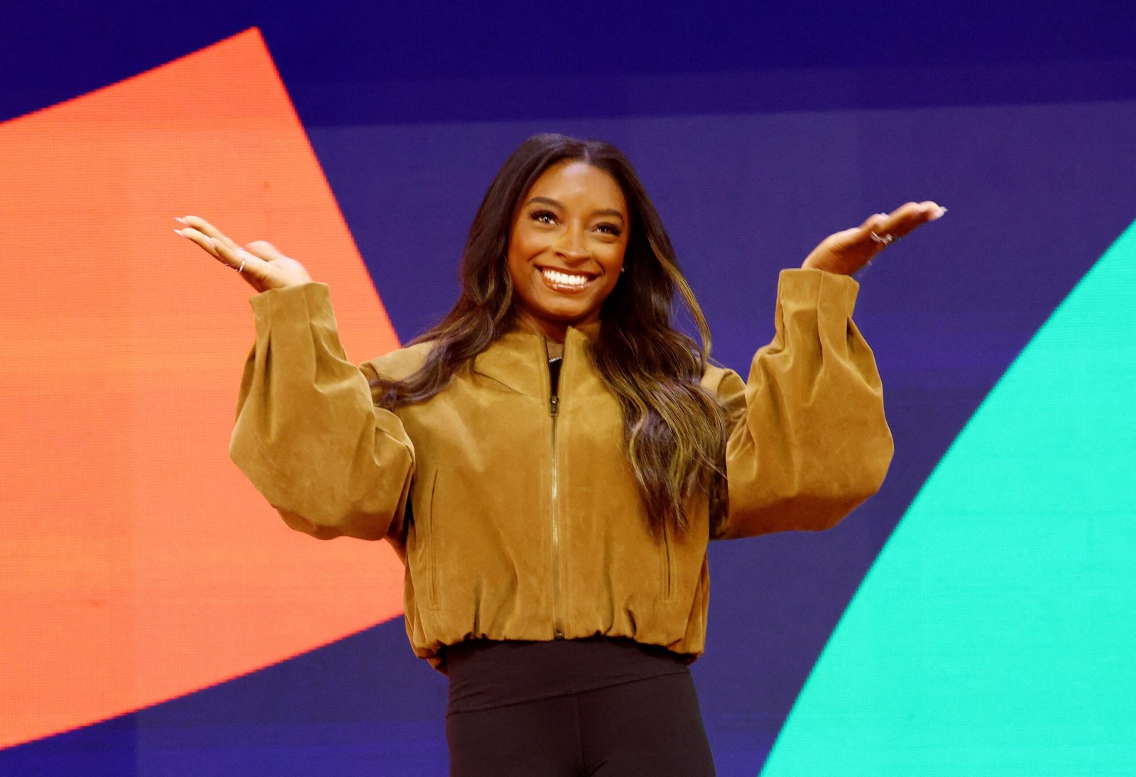 Rebeca Andrade comenta torcida de Simone Biles no tri do Mundial: “Importante pra mim e pra todas”