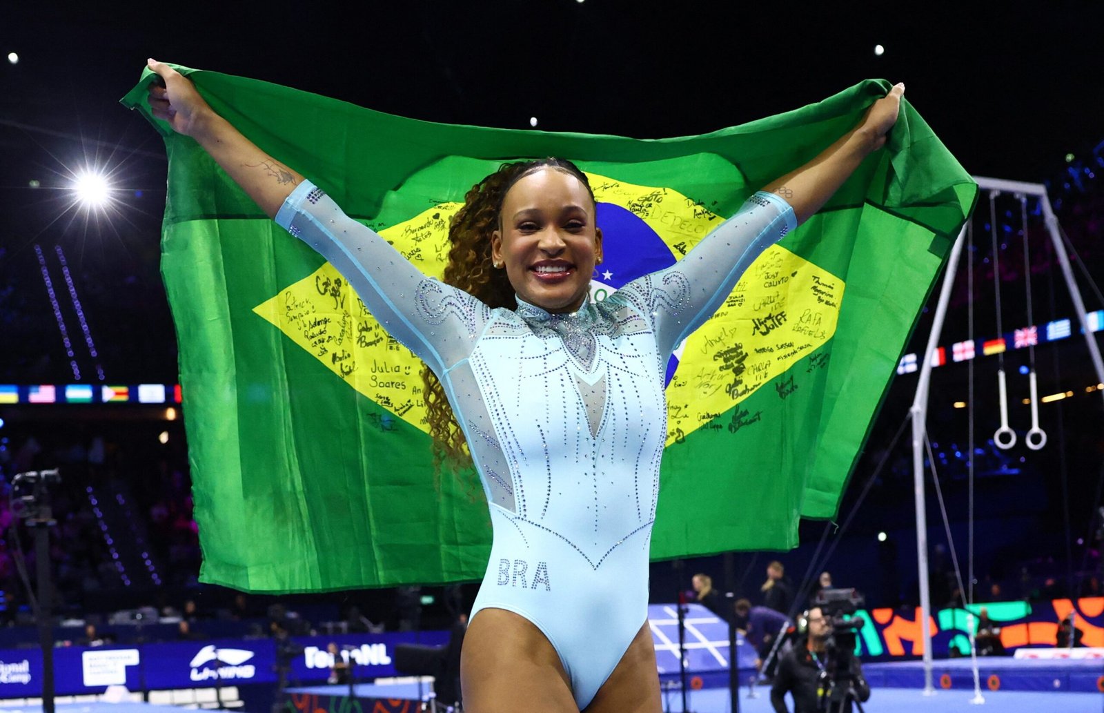 Análise: com Rebeca, Brasil volta ao pódio do Mundial de ginástica e dá passo por medalha nas Olimpíadas