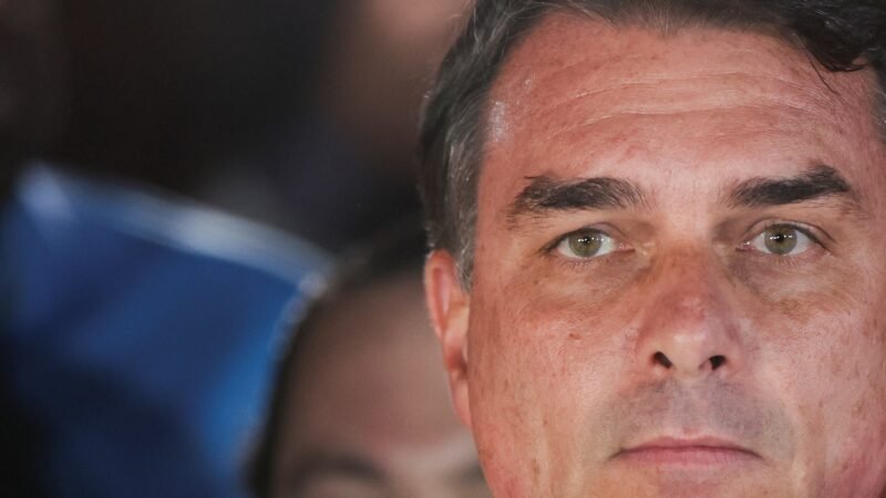 Flávio Bolsonaro recebeu autorização para ficar 1 ano nos EUA