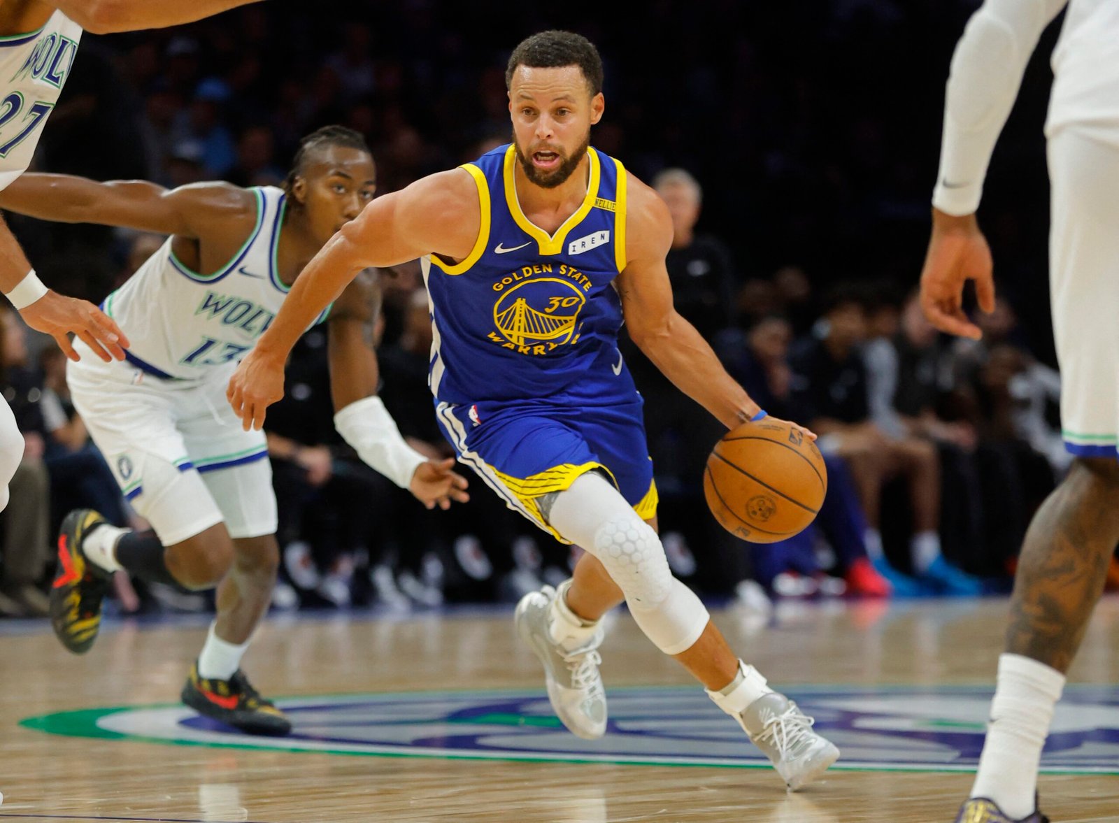 Aos 38 anos, Curry anota 44 pontos em vitória dos Warriors e iguala recorde de LeBron na NBA