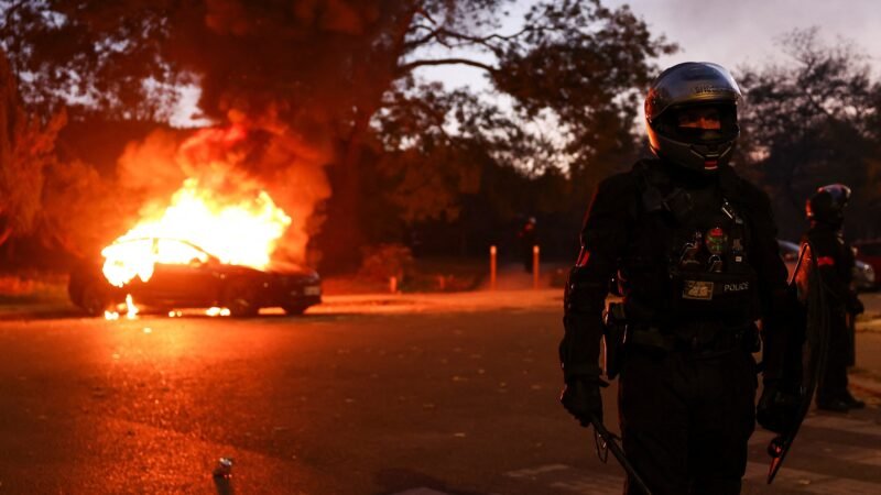 Confrontos e carros incendiados marcam protestos na França; veja fotos