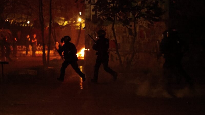 Novos protestos reúnem mais de 300 mil na França e terminam em confrontos com a polícia em Paris