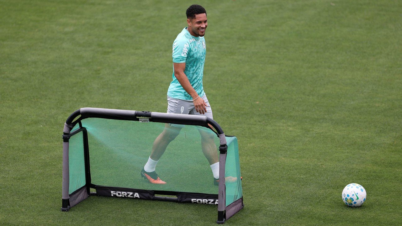 Vitor Roque avança em recuperação e trabalha no gramado em treino do Palmeiras