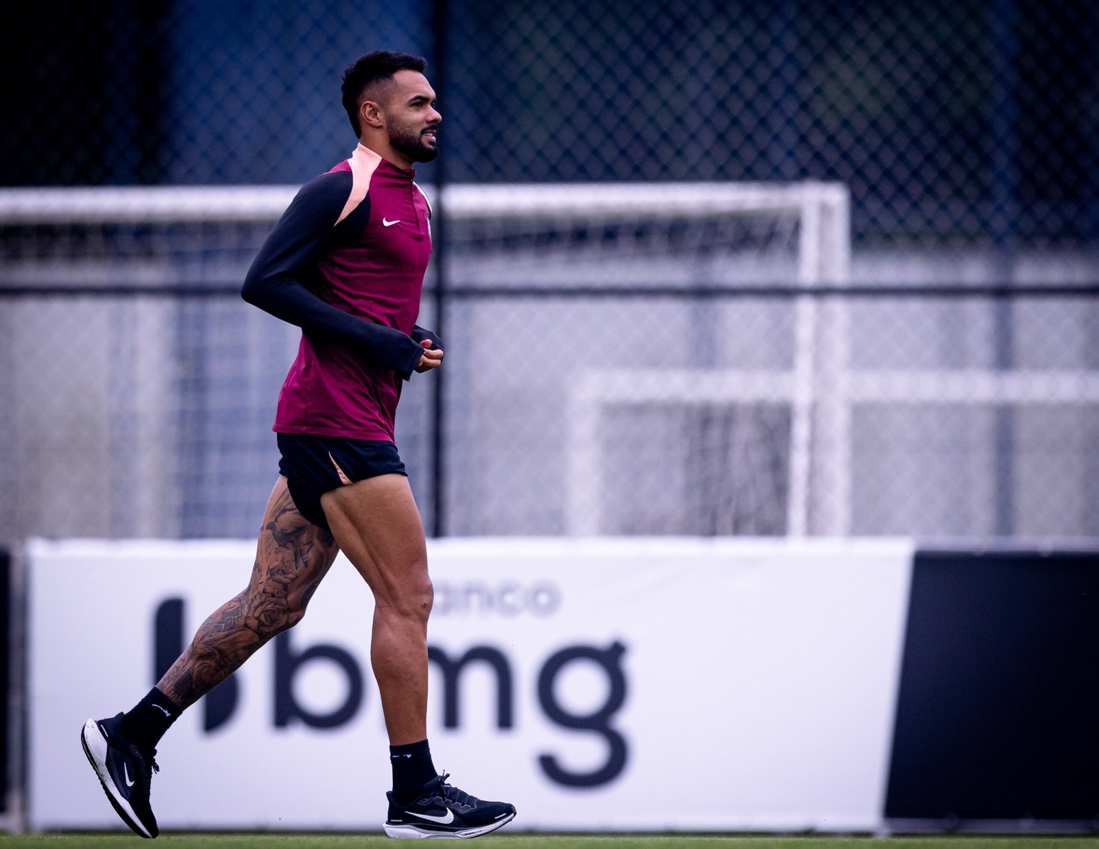Treino do Corinthians: em recuperação de cirurgia, Raniele faz primeira corrida no campo