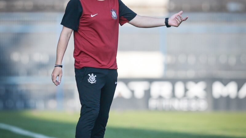 Em meio à indefinição, Corinthians convoca técnico do sub-20 para treinar profissional nesta sexta