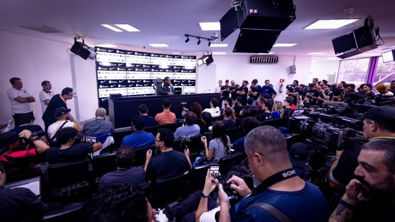 “É justo julgar antes?”: a postura e os recados de Seedorf na primeira entrevista no Corinthians