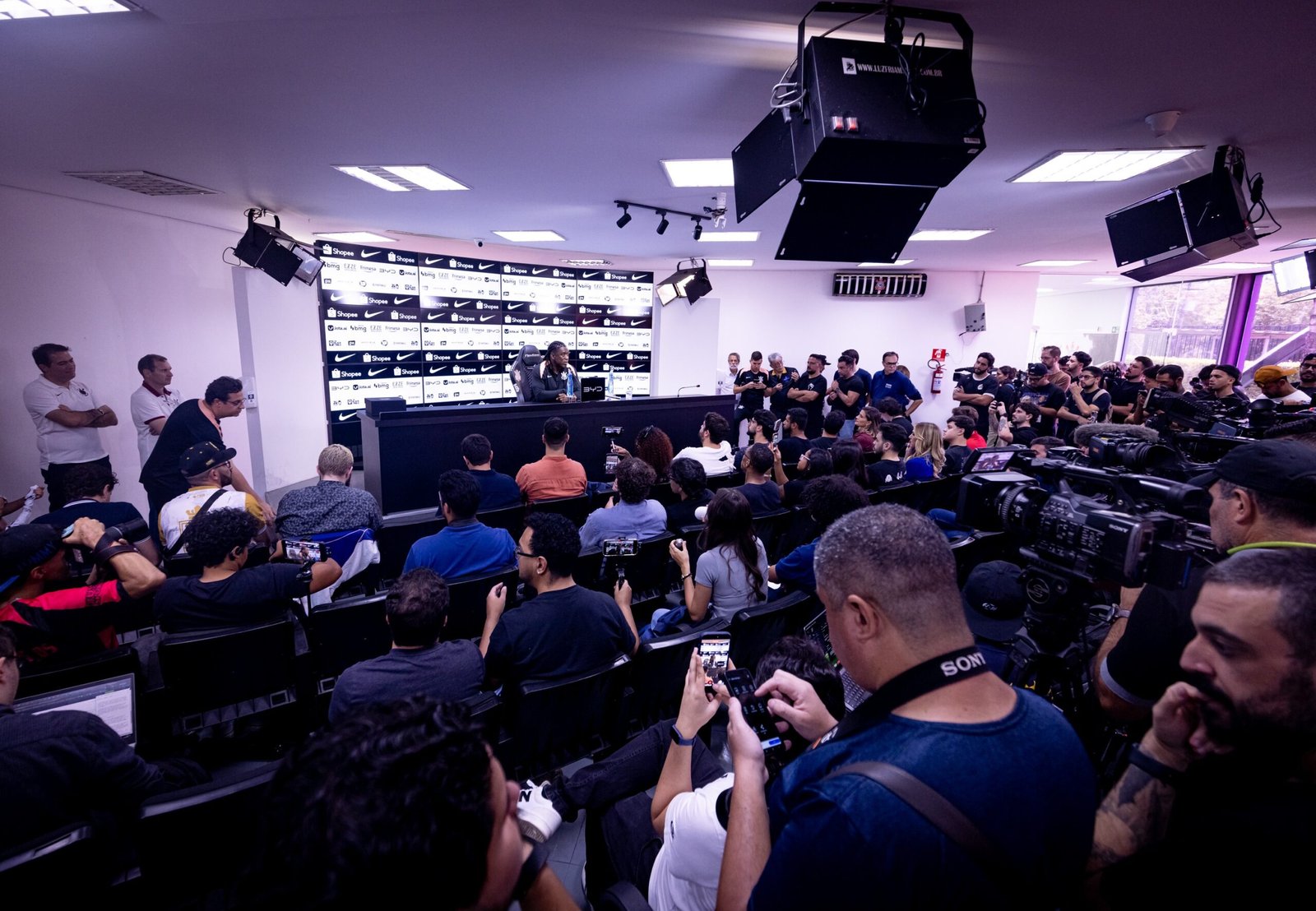 “É justo julgar antes?”: a postura e os recados de Seedorf na primeira entrevista no Corinthians