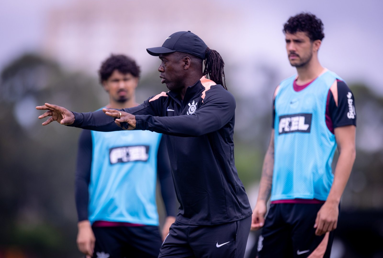 Seedorf muda rotina no Corinthians e deixa cortes na lista de relacionados para o dia do jogo