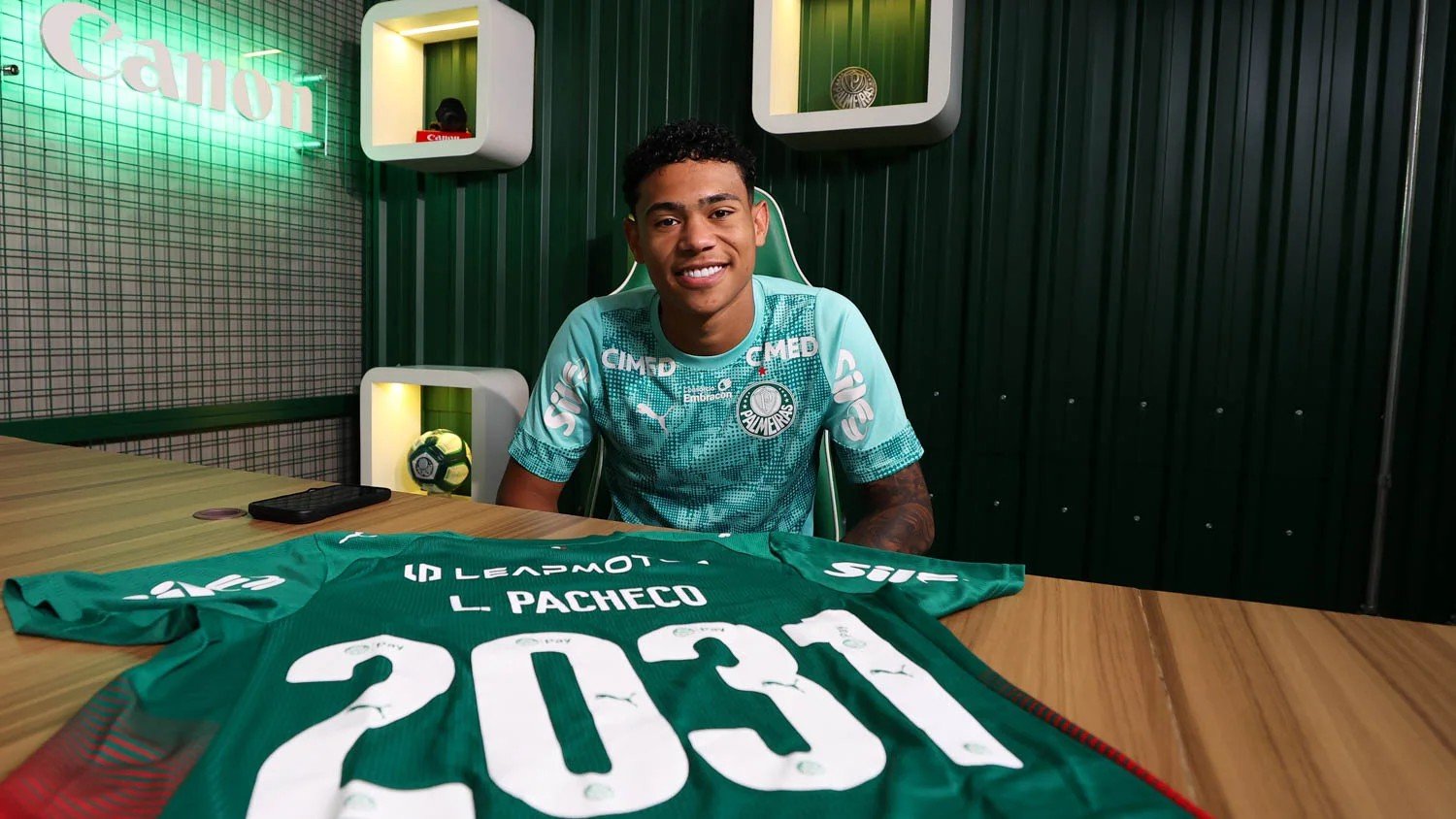 Palmeiras renova contrato de Luis Pacheco até 2031