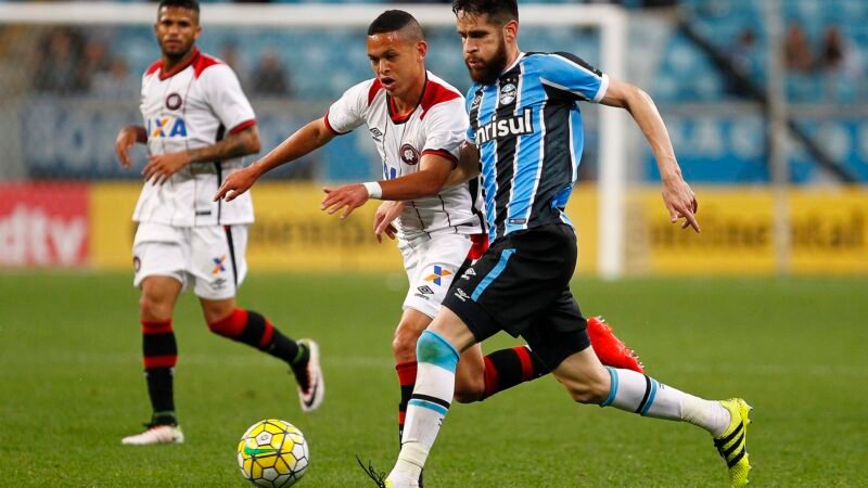 Grêmio encara o Athletico com chance de sair do Z-4 e se inspira em virada de chave de 2016