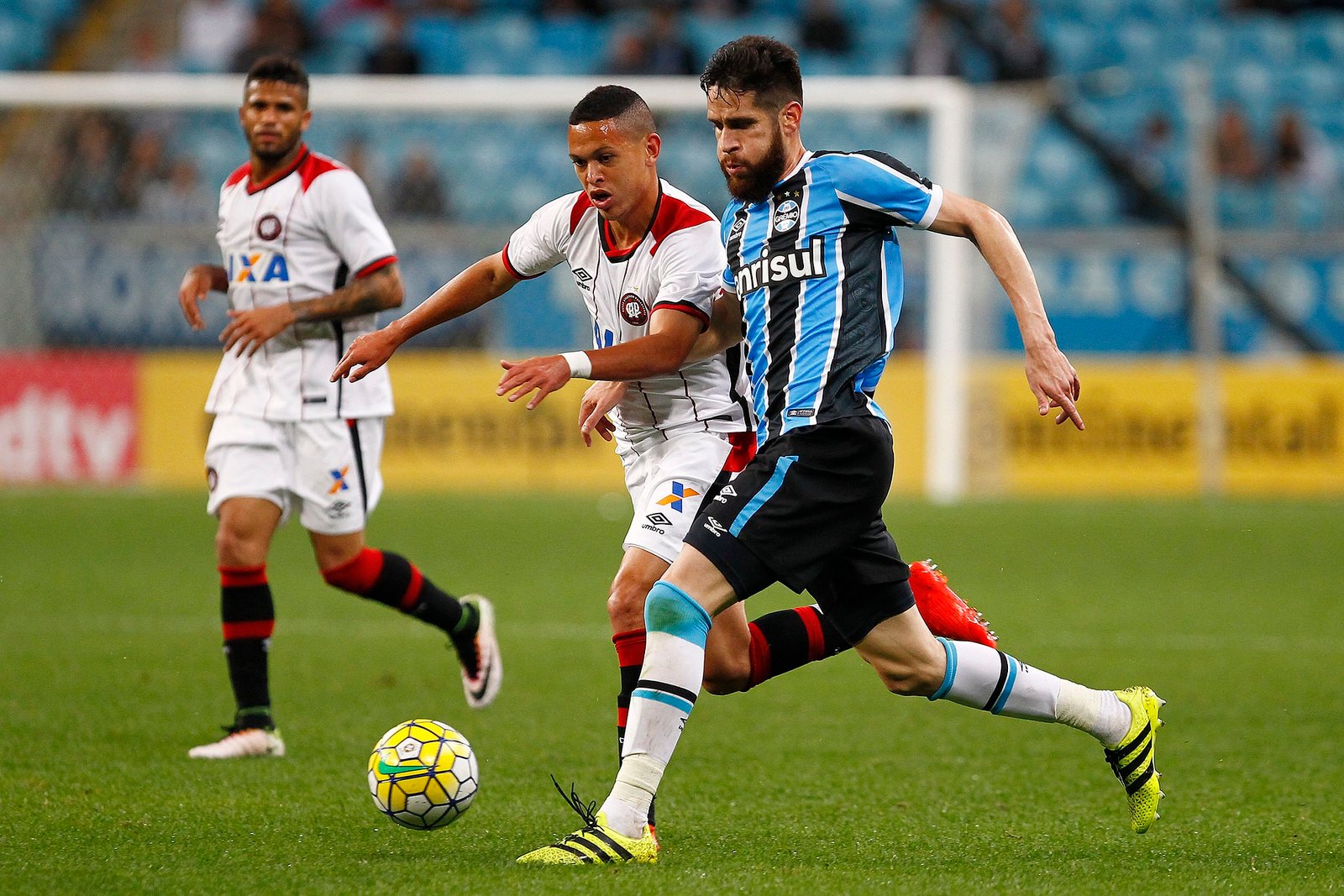 Grêmio encara o Athletico com chance de sair do Z-4 e se inspira em virada de chave de 2016