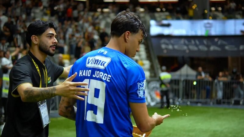 Cruzeiro: Kaio Jorge joga milho e faz gesto de pequeno ao Atlético-MG; Wesley mostra dedo