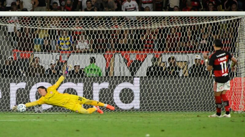 Paquetá pede desculpas após perder pênalti em eliminação do Flamengo: “Falhei quando não podia”