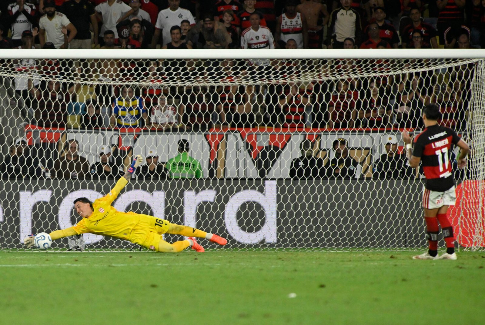 Paquetá pede desculpas após perder pênalti em eliminação do Flamengo: “Falhei quando não podia”