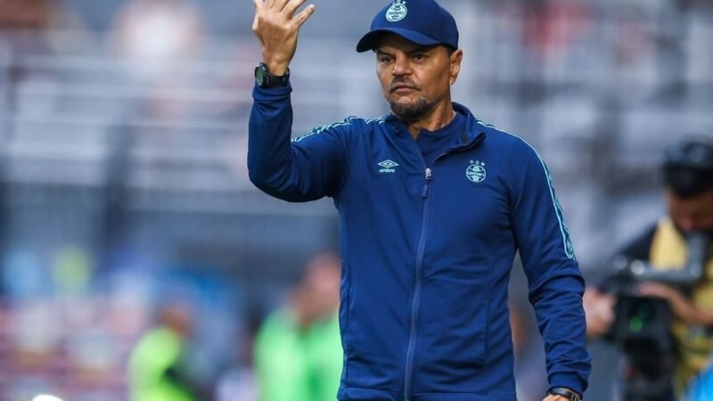 Auxiliar do Grêmio volta aos treinos no CT, mas presença no Gre-Nal é incerta