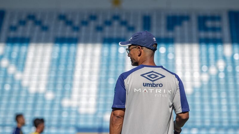 Alex de Souza retorna à Ressacada pela 1ª vez após três anos da estreia como técnico profissional