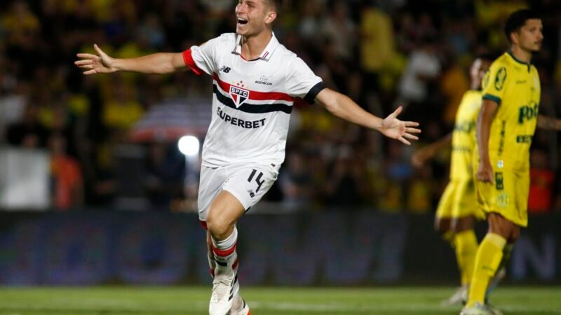 Janela fechada e previsão de grana: cenário ameniza impacto de transfer ban no São Paulo