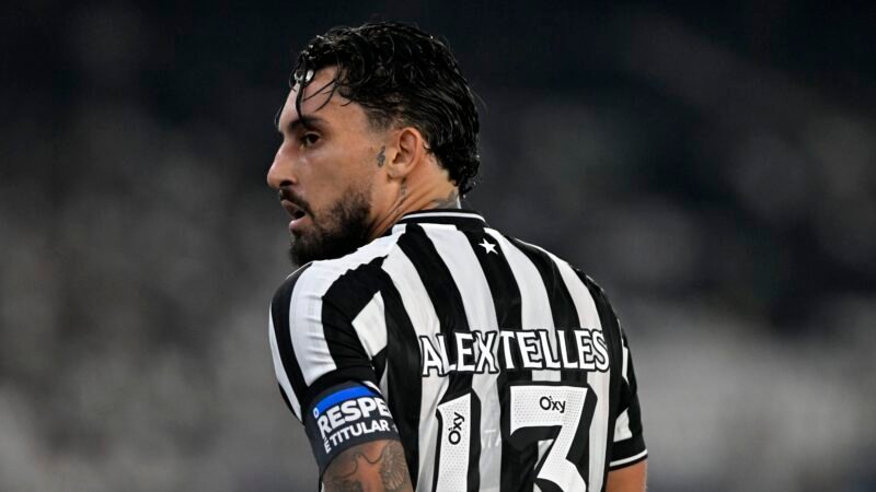 Alex Telles convoca torcida do Botafogo para clássico com Vasco: “Saudade do Nilton Santos pulsando”
