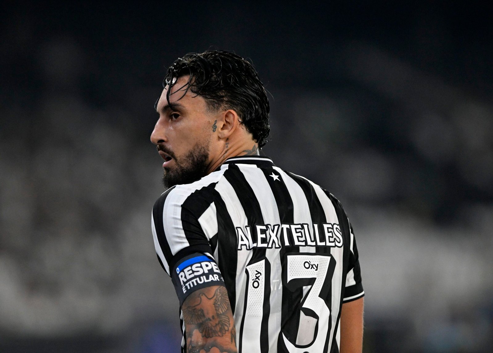 Alex Telles convoca torcida do Botafogo para clássico com Vasco: “Saudade do Nilton Santos pulsando”