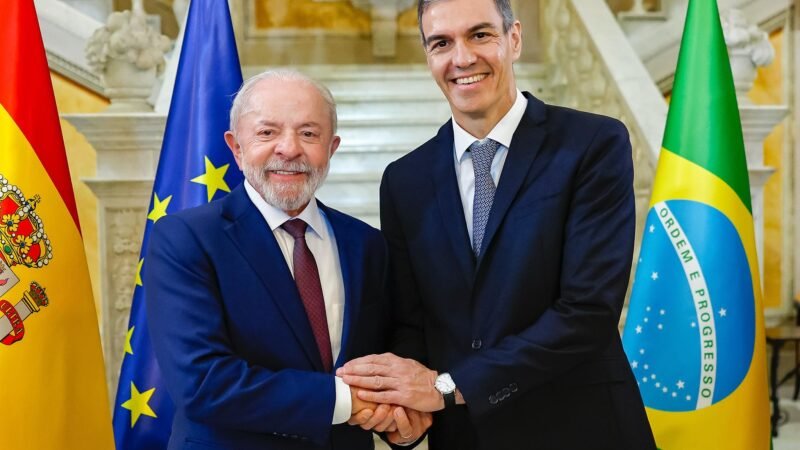 Imprensa espanhola vê com cautela aposta de Sánchez na fórmula da campanha de Lula, impulsionada por Janones
