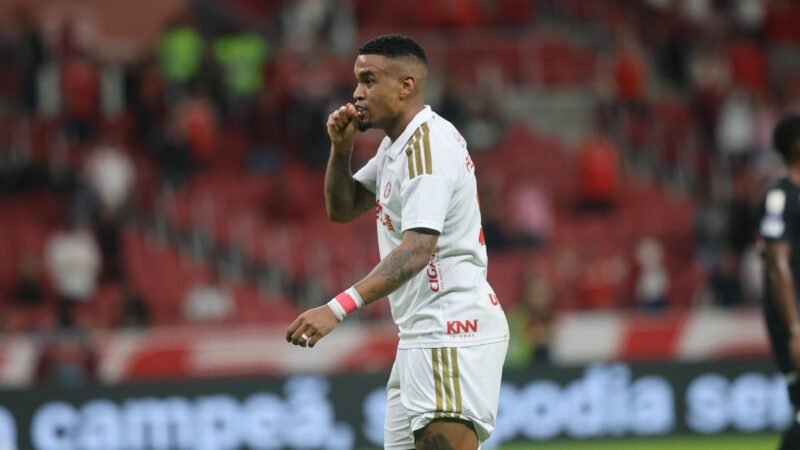 Alerrandro retoma espaço no Inter sob confiança e influência de Eduardo Baptista