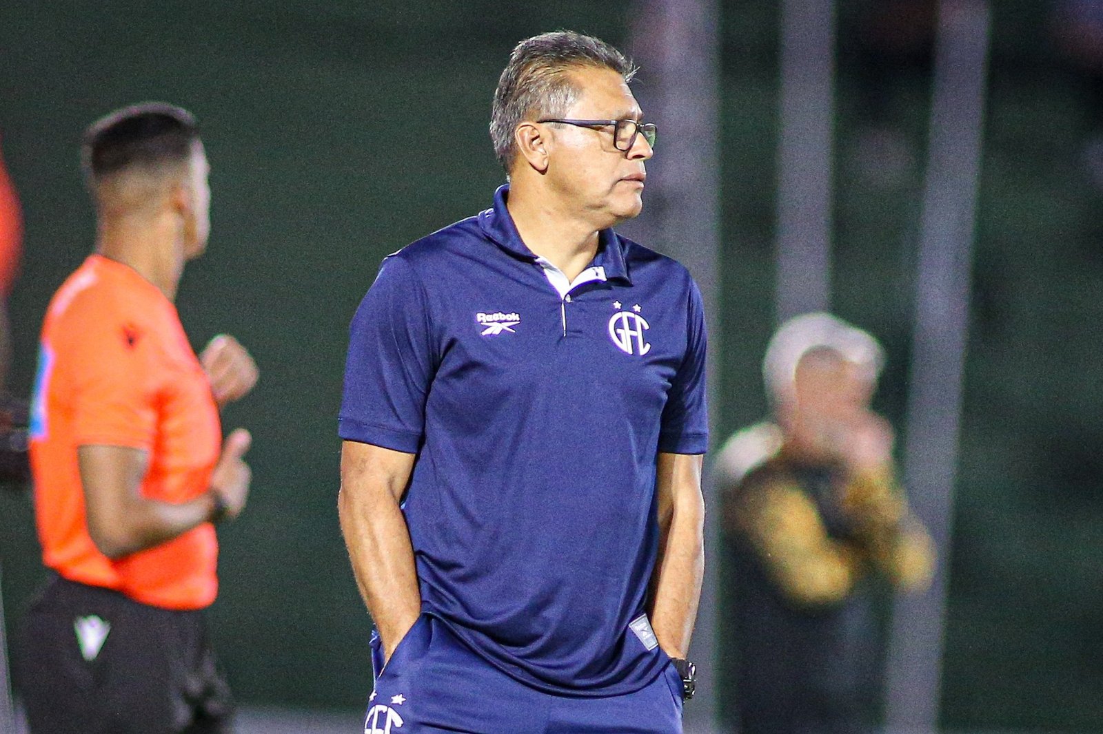 Técnico Elio Sizenando entra na Justiça contra o Guarani; veja valor cobrado