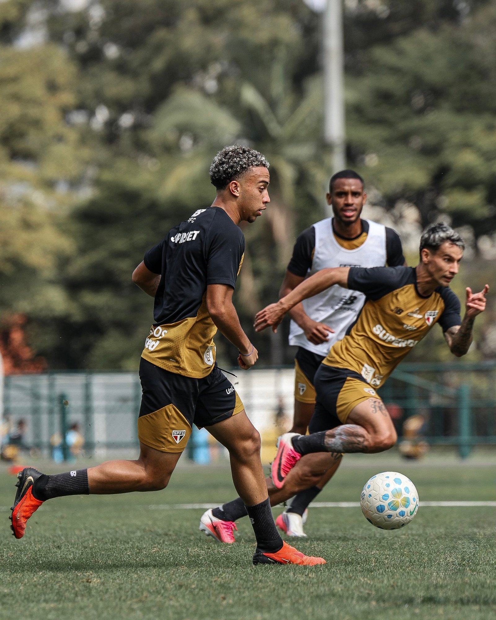Intensidade e evolução física: como Pedro Ferreira se preparou para ganhar espaço no São Paulo