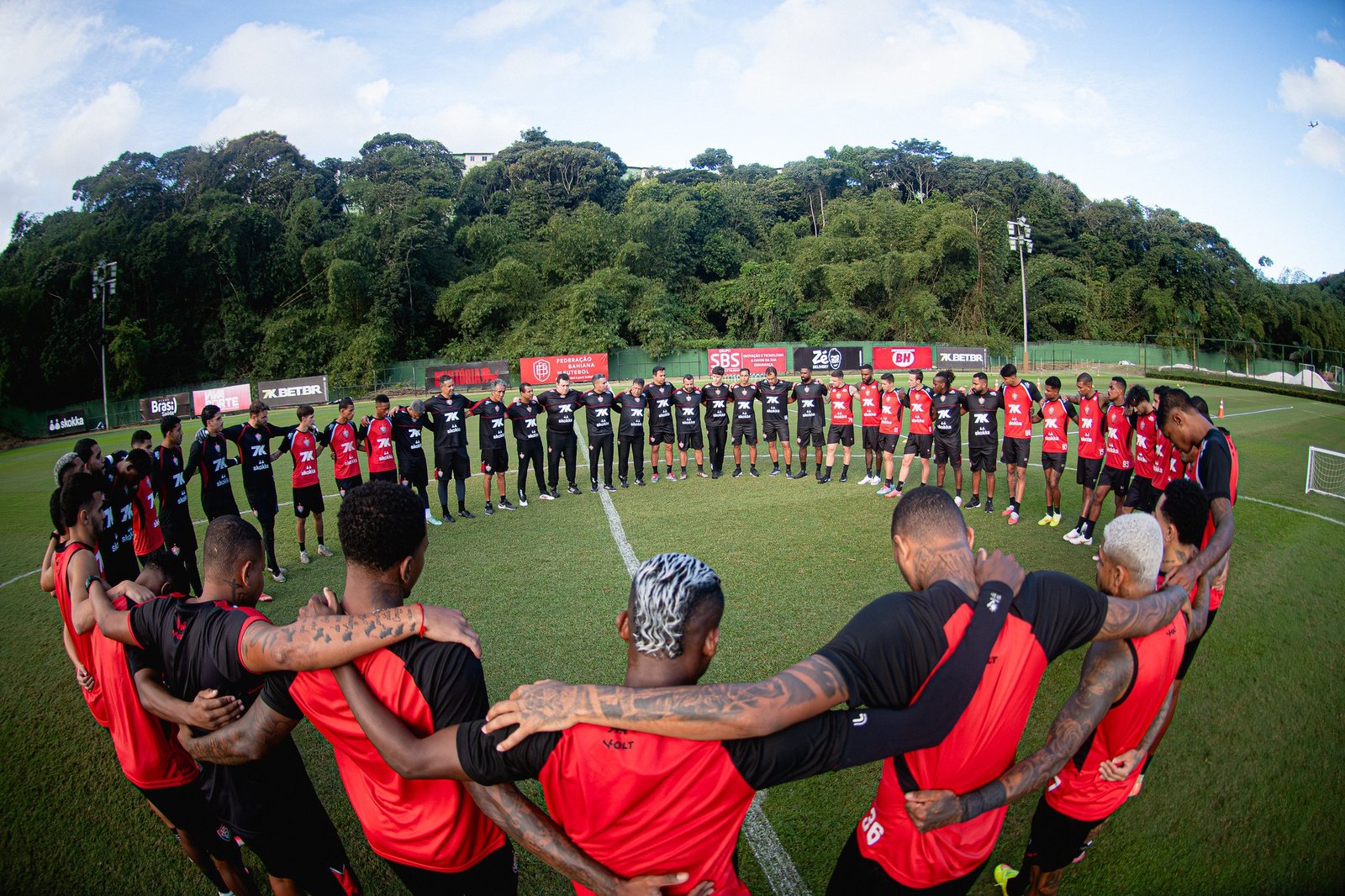 Vitória pega o Coritiba para encerrar jejum e evitar menor distância para o Z-4 no returno