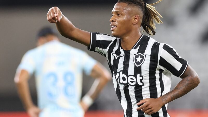Convocado pela Seleção, Danilo pode perder duelo direto do Botafogo com Corinthians