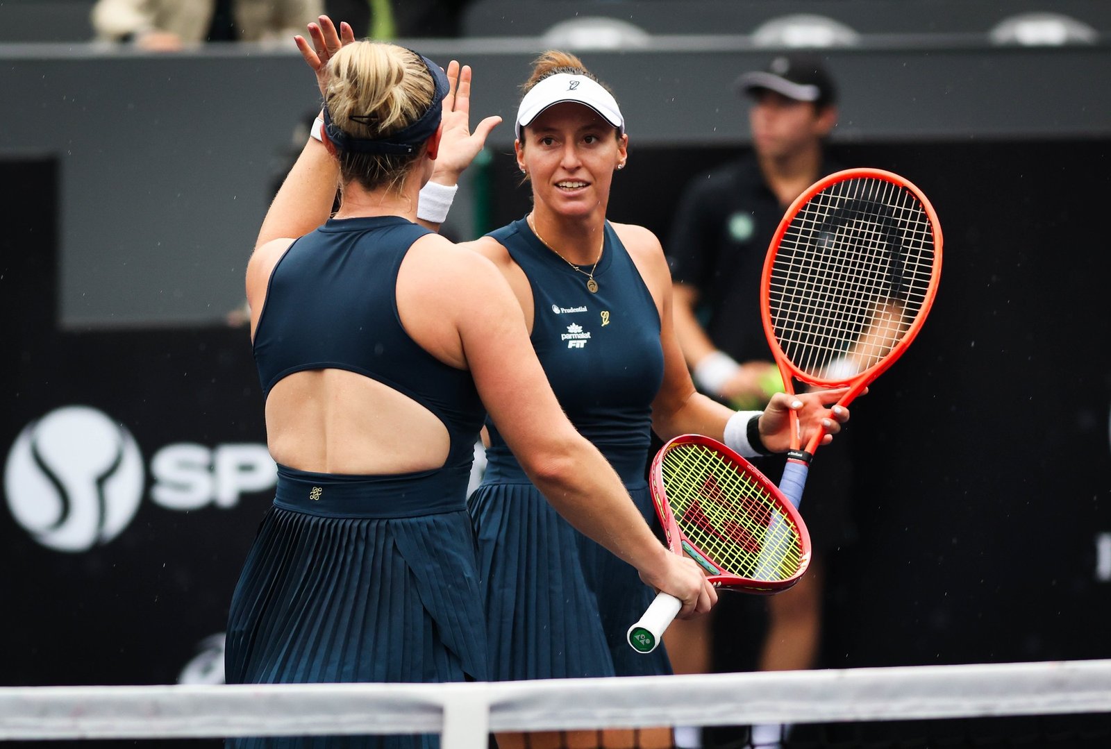Luísa Stefani vence batalha no tie-break e vai à semi nas duplas em Tóquio