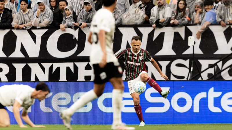 Renê sente dores no tornozelo e deve desfalcar o Fluminense contra o Coritiba