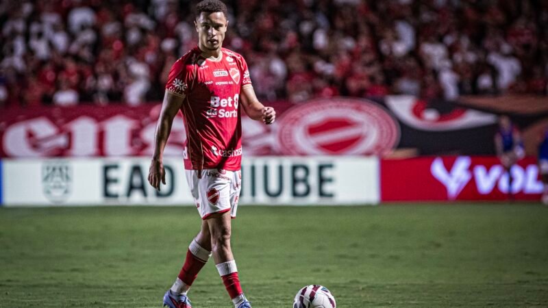 Vila Nova perde lateral titular e tem dúvidas na zaga para encarar o Náutico