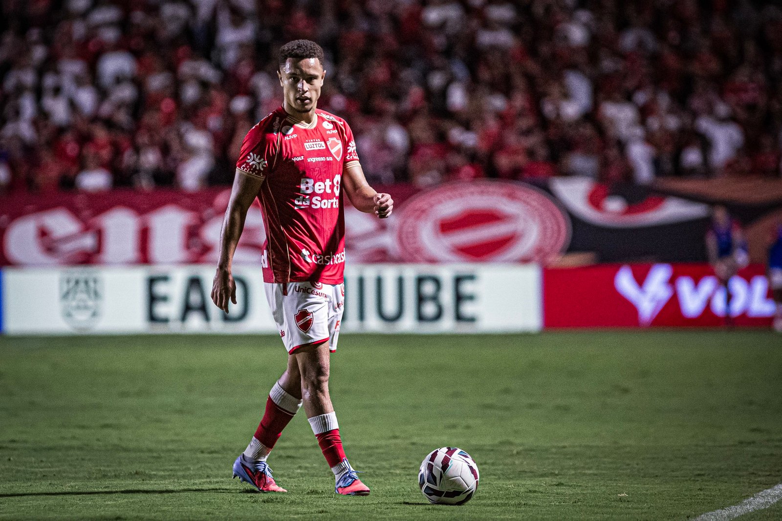 Vila Nova perde lateral titular e tem dúvidas na zaga para encarar o Náutico