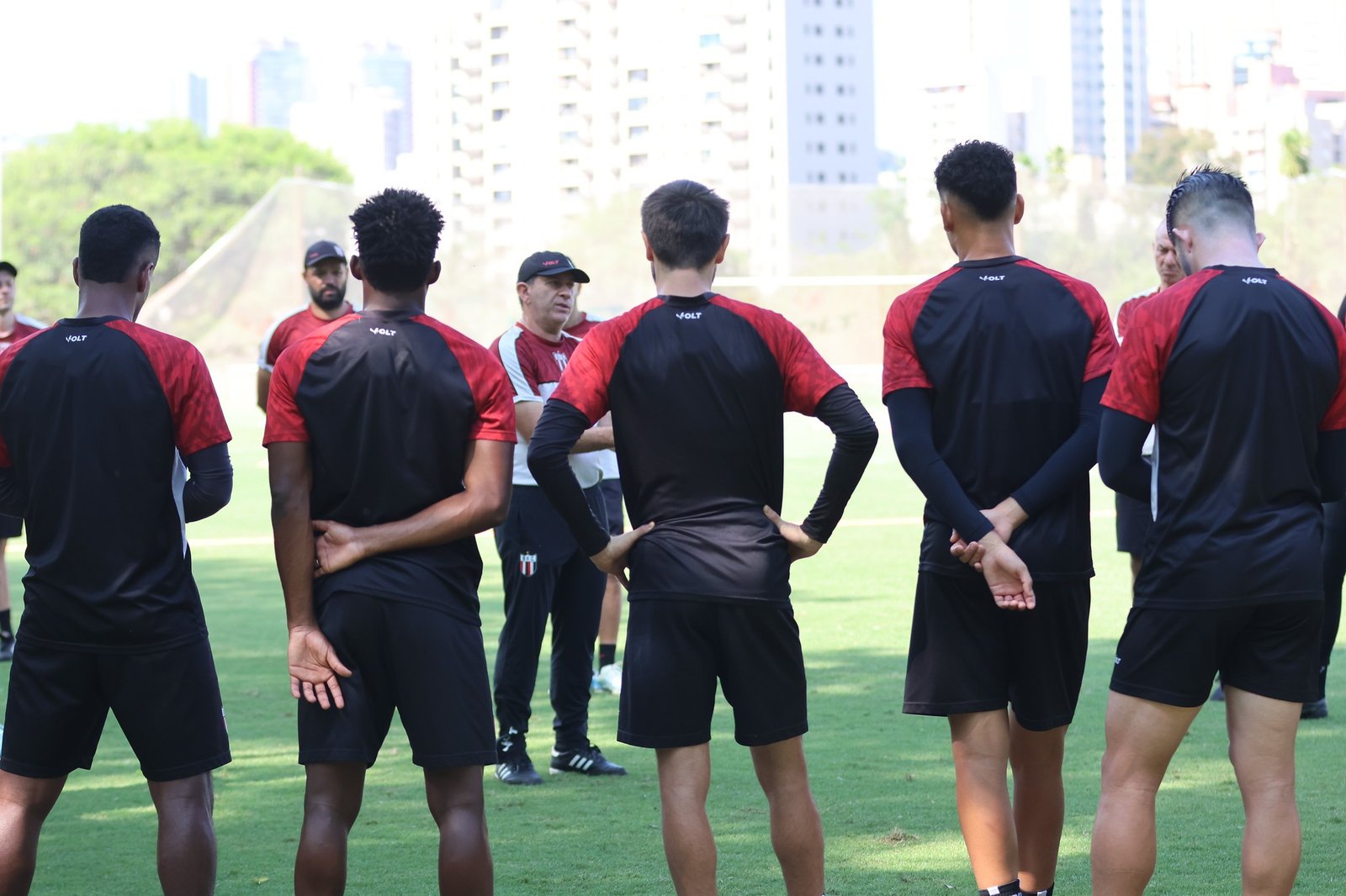 Tencati revela trabalho emocional no Botafogo-SP para reação na Série B: “Futebol precisa de paz”