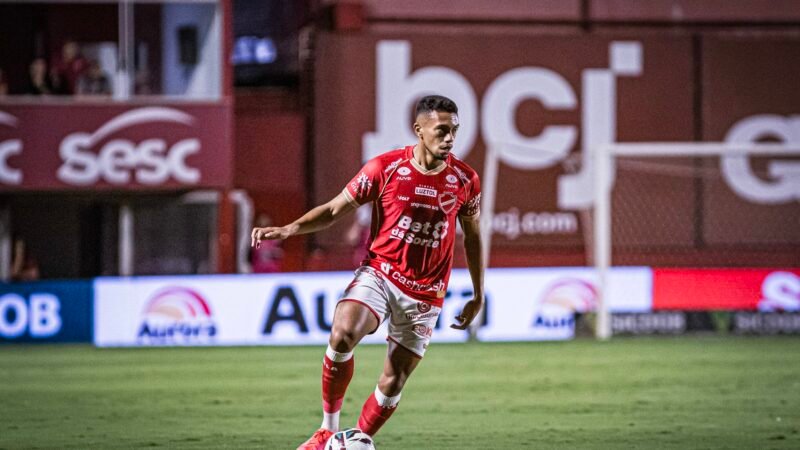 Escalação do Vila Nova: time tem desfalque e dúvida no meio, mas lateral e atacante retornam
