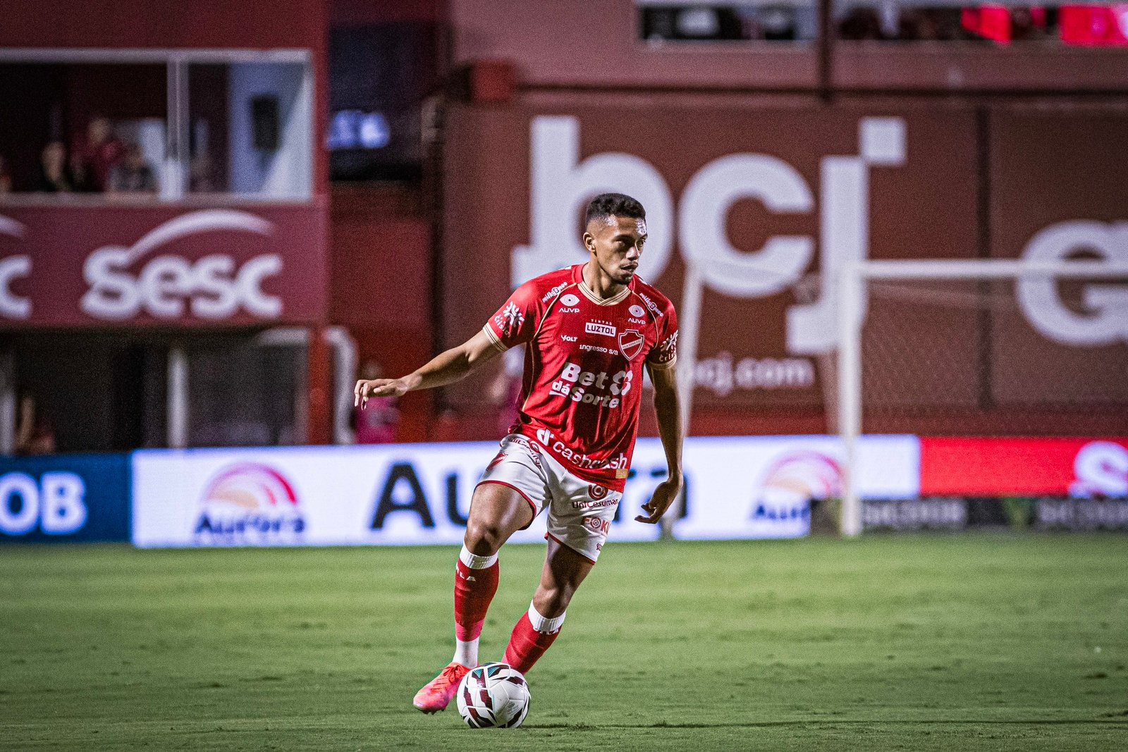 Escalação do Vila Nova: time tem desfalque e dúvida no meio, mas lateral e atacante retornam
