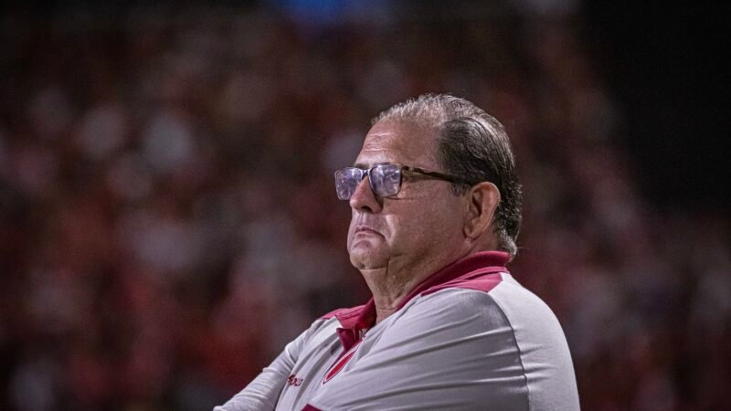 Guto Ferreira avalia sobre empate sofrido pelo Vila no fim: “Dói para caramba, mas não mata”