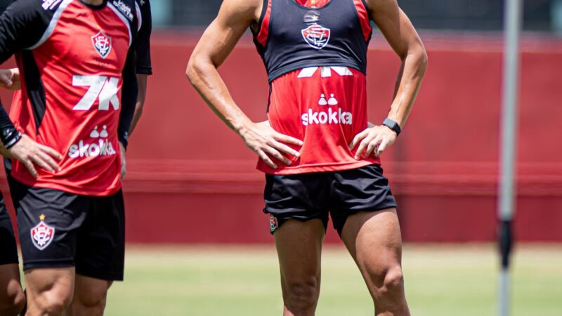 Suspensão de Diego Tarzia abre espaço para estreia no Vitória contra o São Paulo; veja opções