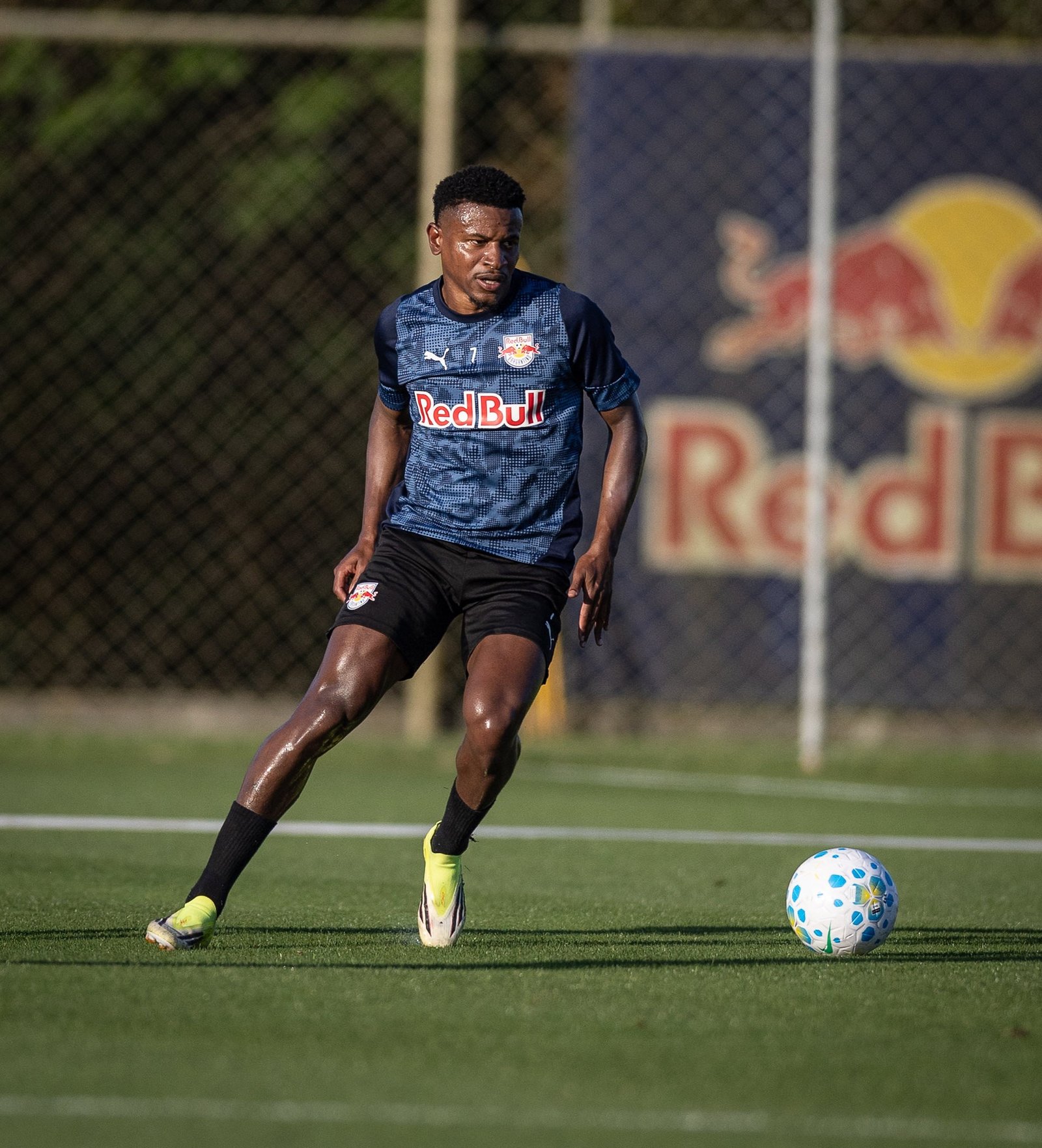 Treinos na Data Fifa, busca pelo G-5 e Atlético-MG: confira entrevista coletiva de Eric Ramires