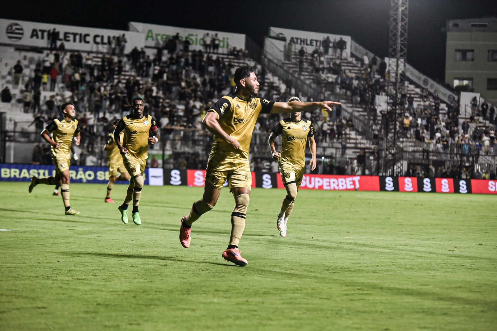 Neto Pessoa aproveita chances no Sport e ganha vaga de titular com poder de decisão