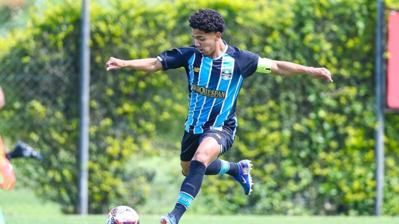 Autor de gol em Gre-Nal da base, meia é chamado pela primeira vez no profissional do Grêmio