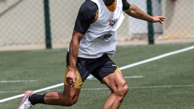 Coletivo em Cotia, assistência e idolatria: como foi o último teste de Lucas antes de voltar ao São Paulo