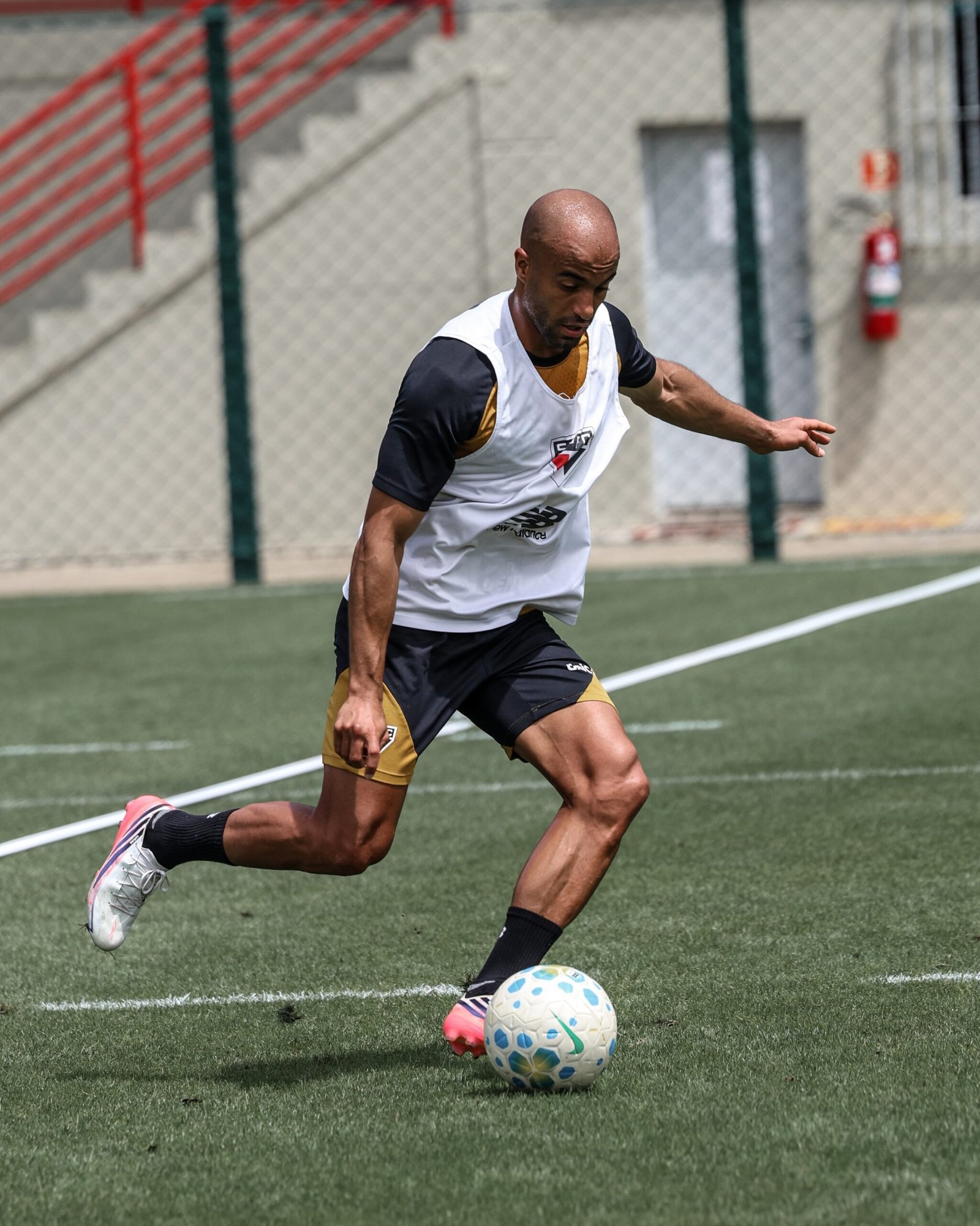 Coletivo em Cotia, assistência e idolatria: como foi o último teste de Lucas antes de voltar ao São Paulo