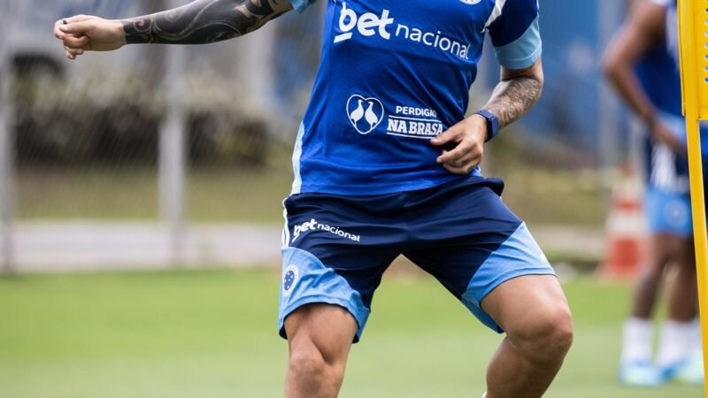 E o Fagner? Entenda por que lateral ficou fora de jogo do Cruzeiro