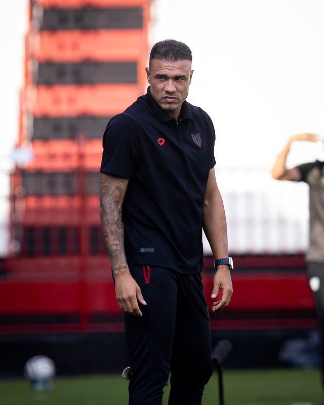 Roger Silva diz que Atlético-GO é time de chegada e não pode mais sair do G-6