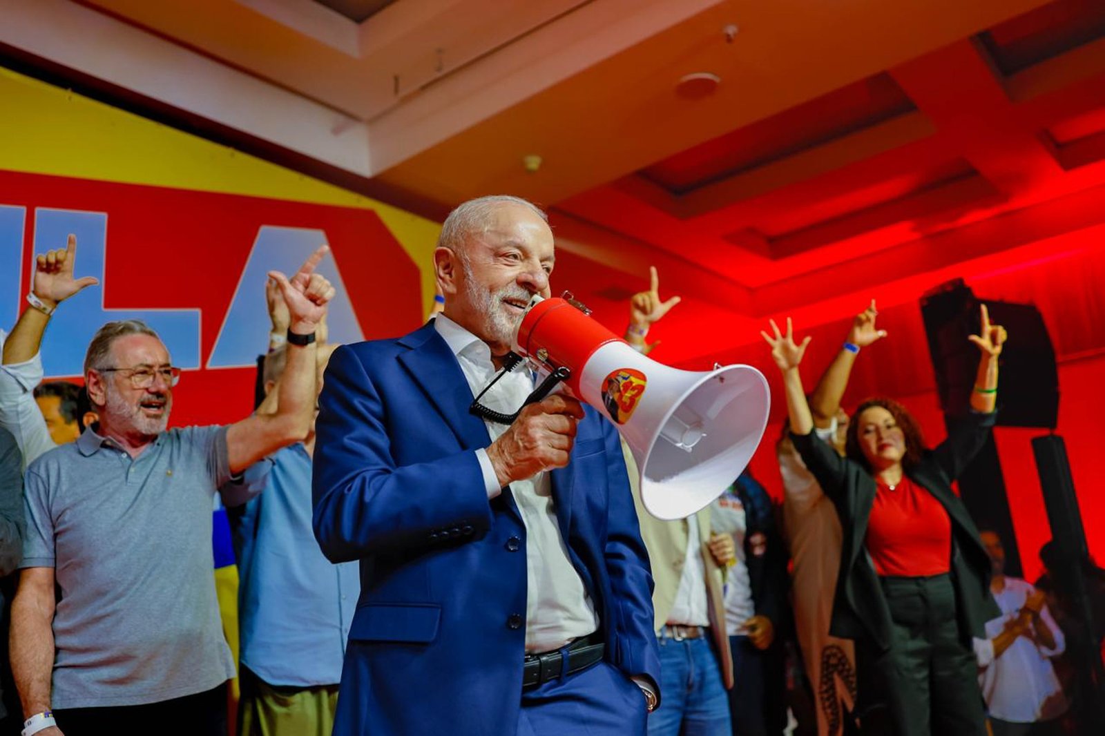 Fã-clubes de artistas pop se mobilizam para reforçar presença de Lula nas redes